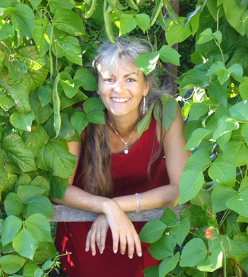 Christine im Garten unserer Nachbarn